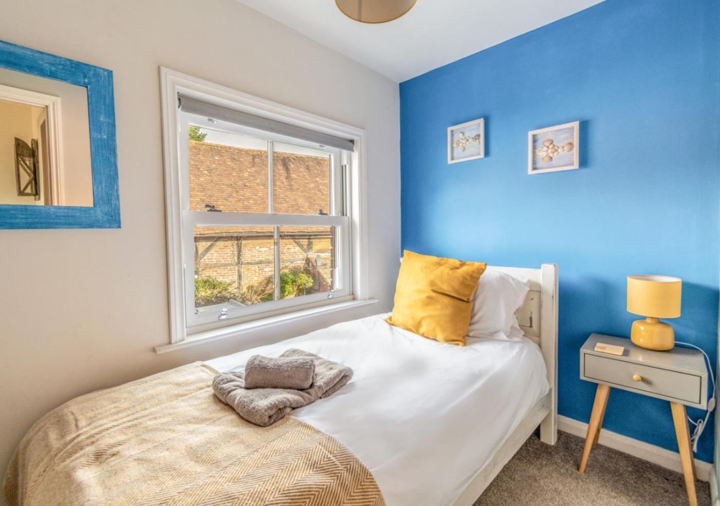 Stylish 2 Bedrooms Cosy & Bright Cottage, Pet Friendly, Sleeps 5, Titchfield Village - Summer Special Offer!! - By Blue Puffin Stays 외부 사진