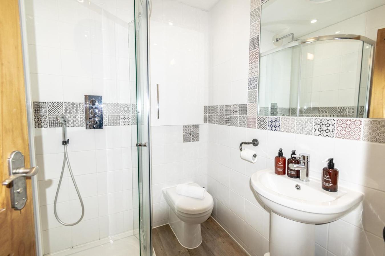 Stylish 2 Bedrooms Cosy & Bright Cottage, Pet Friendly, Sleeps 5, Titchfield Village - Summer Special Offer!! - By Blue Puffin Stays 외부 사진