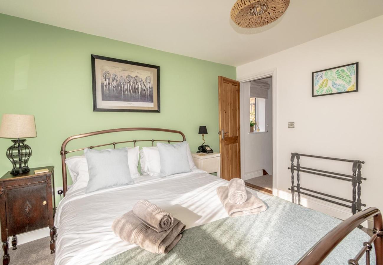 Stylish 2 Bedrooms Cosy & Bright Cottage, Pet Friendly, Sleeps 5, Titchfield Village - Summer Special Offer!! - By Blue Puffin Stays 외부 사진