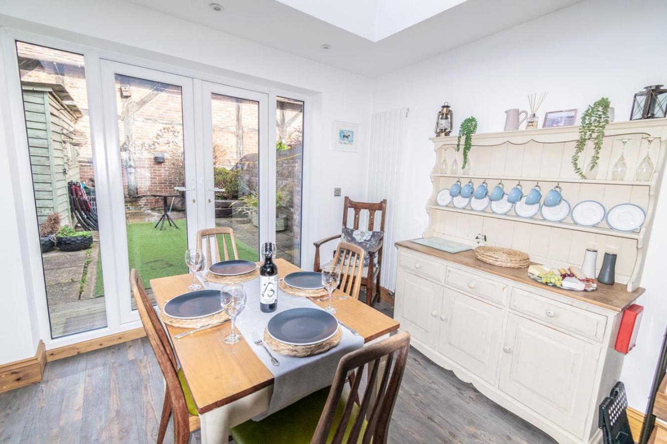 Stylish 2 Bedrooms Cosy & Bright Cottage, Pet Friendly, Sleeps 5, Titchfield Village - Summer Special Offer!! - By Blue Puffin Stays 외부 사진