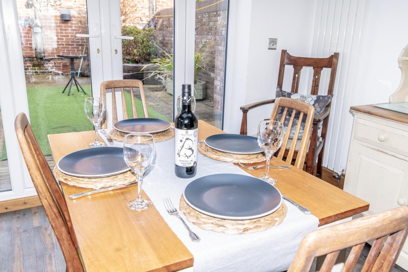 Stylish 2 Bedrooms Cosy & Bright Cottage, Pet Friendly, Sleeps 5, Titchfield Village - Summer Special Offer!! - By Blue Puffin Stays 외부 사진