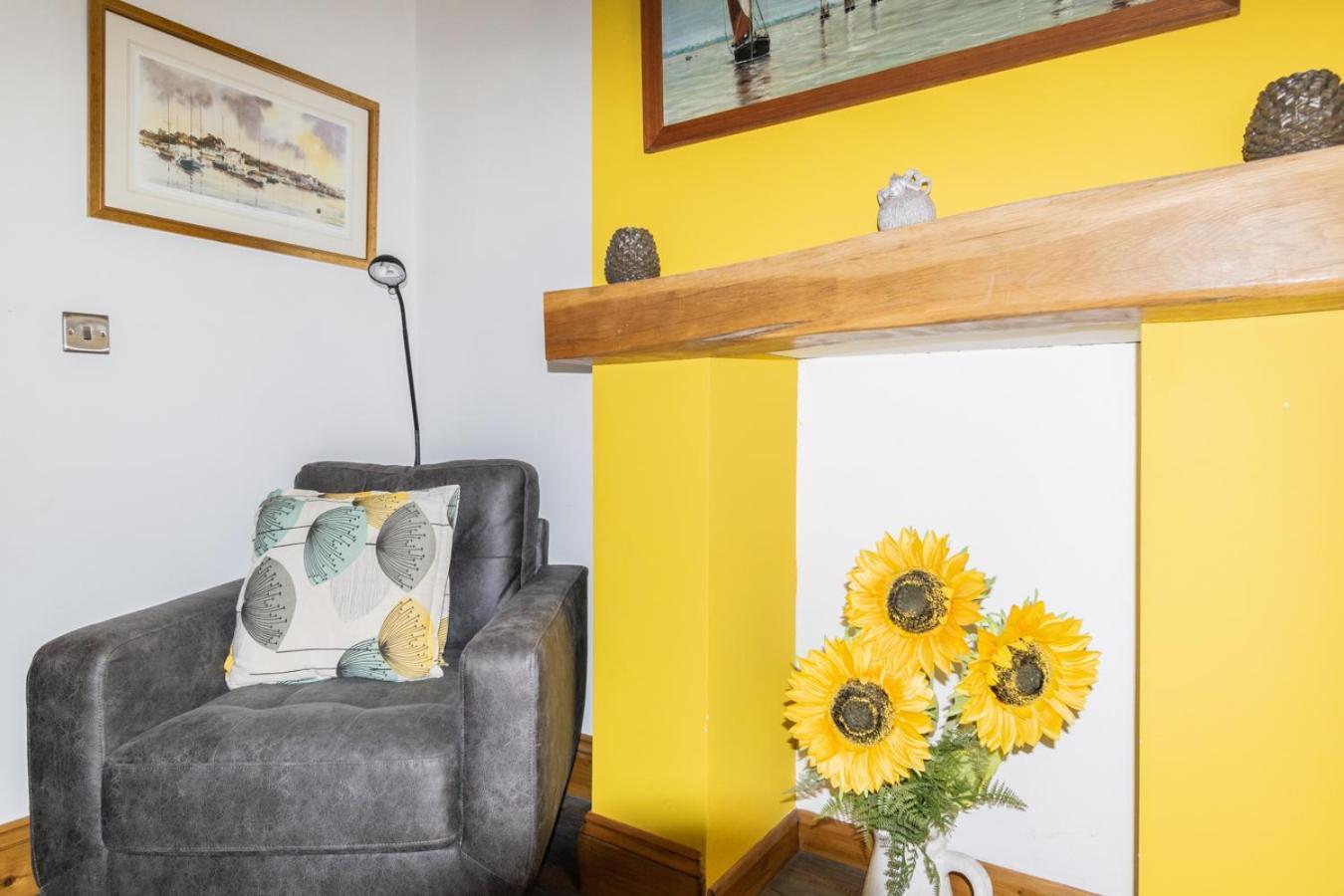 Stylish 2 Bedrooms Cosy & Bright Cottage, Pet Friendly, Sleeps 5, Titchfield Village - Summer Special Offer!! - By Blue Puffin Stays 외부 사진