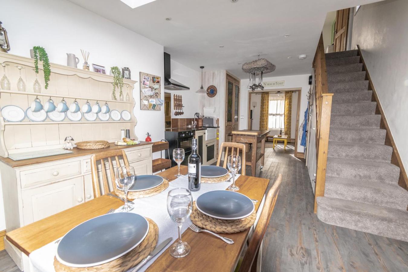 Stylish 2 Bedrooms Cosy & Bright Cottage, Pet Friendly, Sleeps 5, Titchfield Village - Summer Special Offer!! - By Blue Puffin Stays 외부 사진