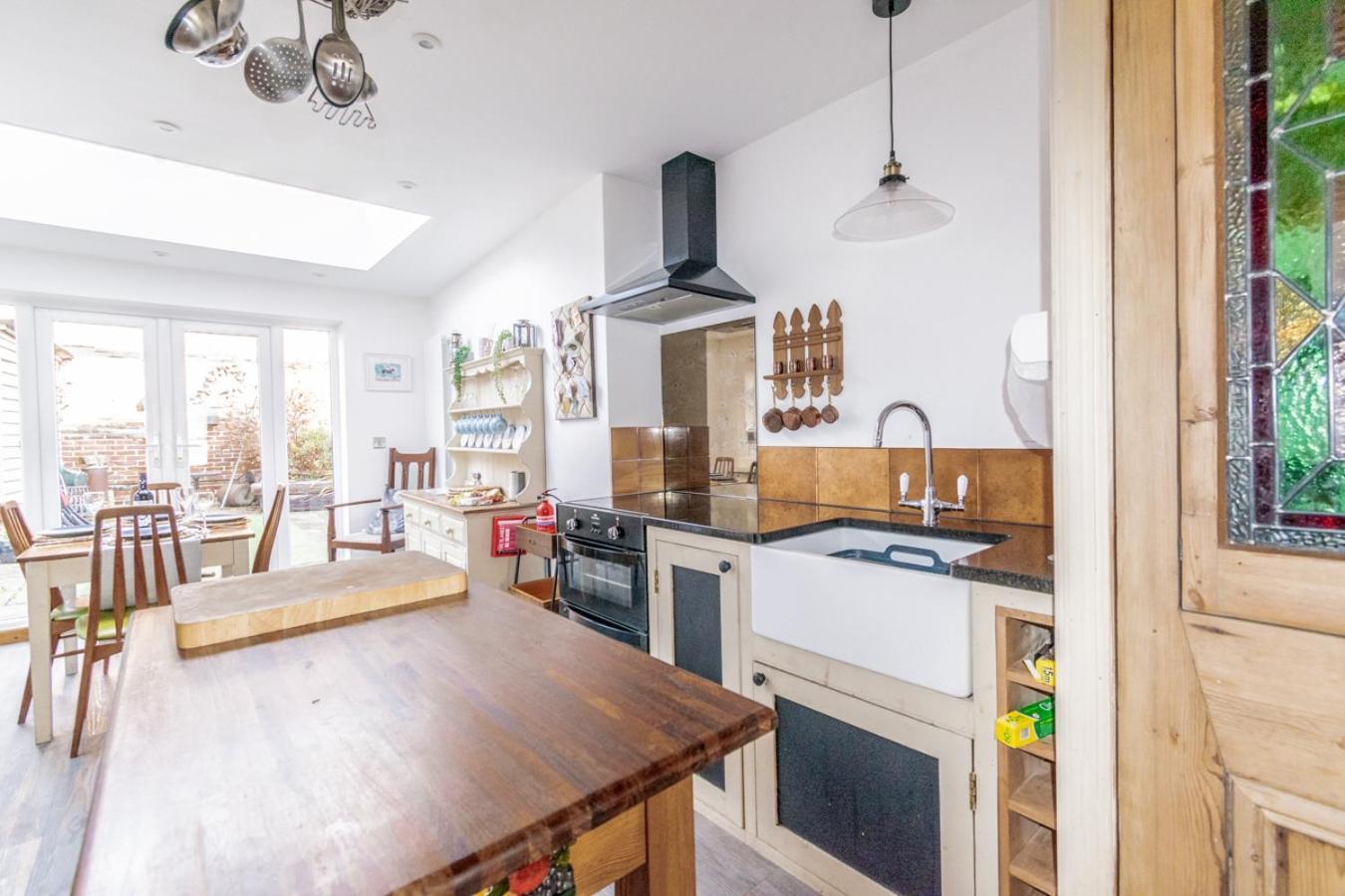 Stylish 2 Bedrooms Cosy & Bright Cottage, Pet Friendly, Sleeps 5, Titchfield Village - Summer Special Offer!! - By Blue Puffin Stays 외부 사진