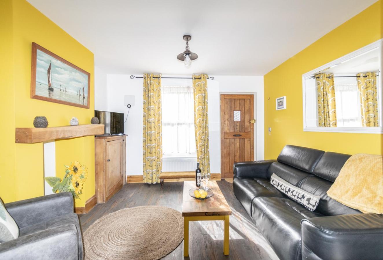 Stylish 2 Bedrooms Cosy & Bright Cottage, Pet Friendly, Sleeps 5, Titchfield Village - Summer Special Offer!! - By Blue Puffin Stays 외부 사진