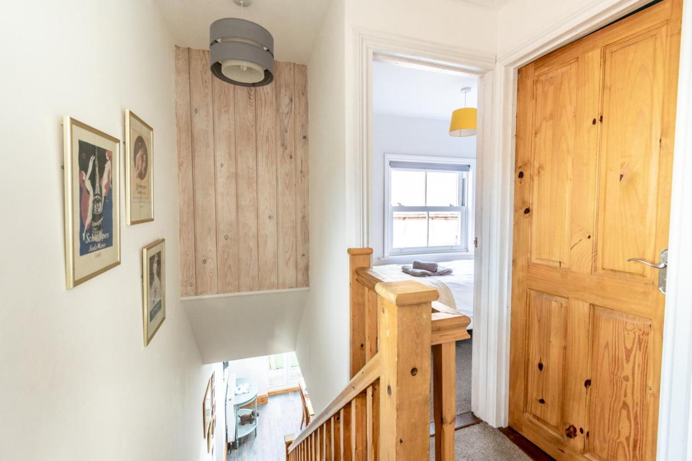 Stylish 2 Bedrooms Cosy & Bright Cottage, Pet Friendly, Sleeps 5, Titchfield Village - Summer Special Offer!! - By Blue Puffin Stays 외부 사진