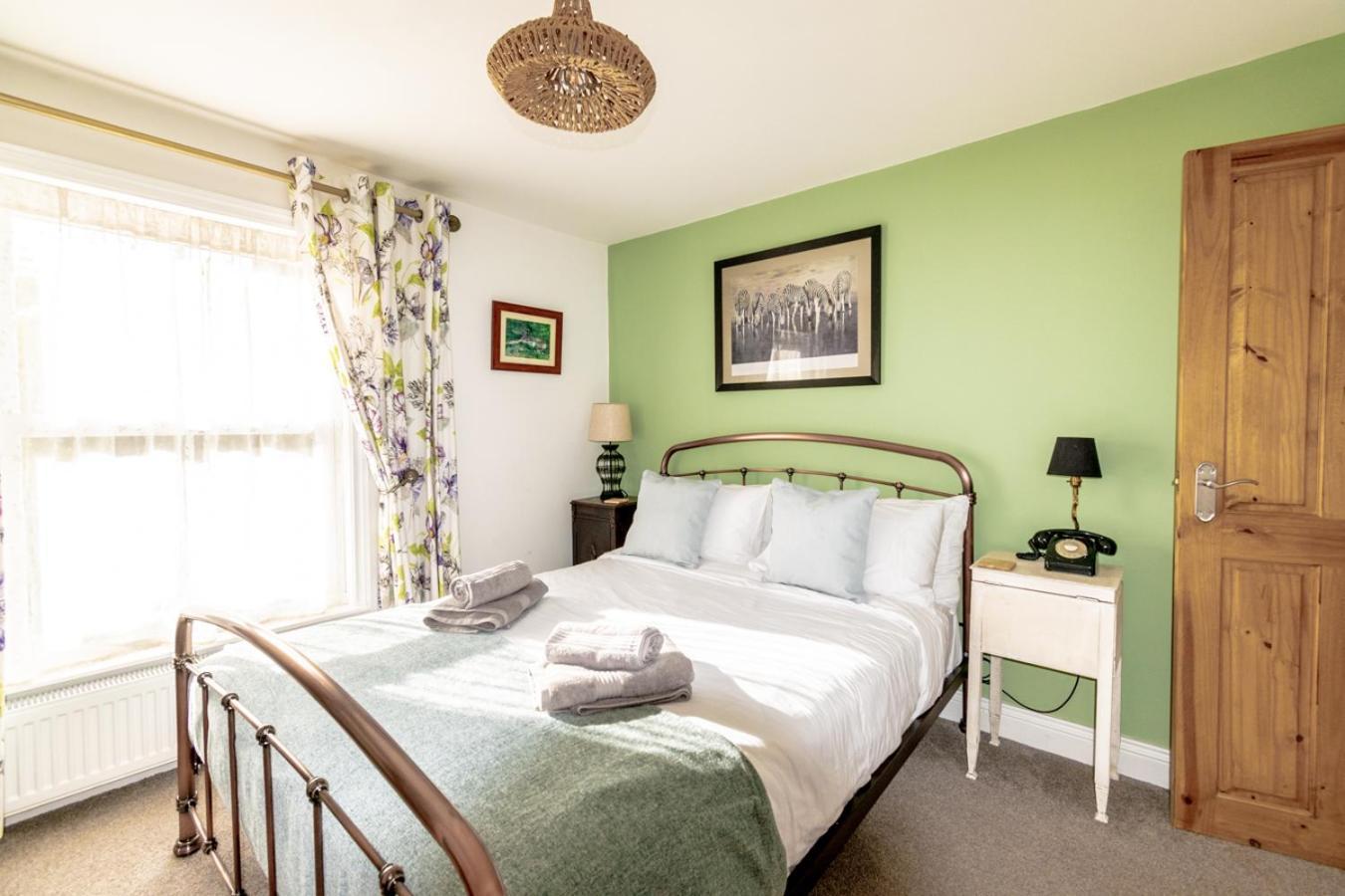 Stylish 2 Bedrooms Cosy & Bright Cottage, Pet Friendly, Sleeps 5, Titchfield Village - Summer Special Offer!! - By Blue Puffin Stays 외부 사진