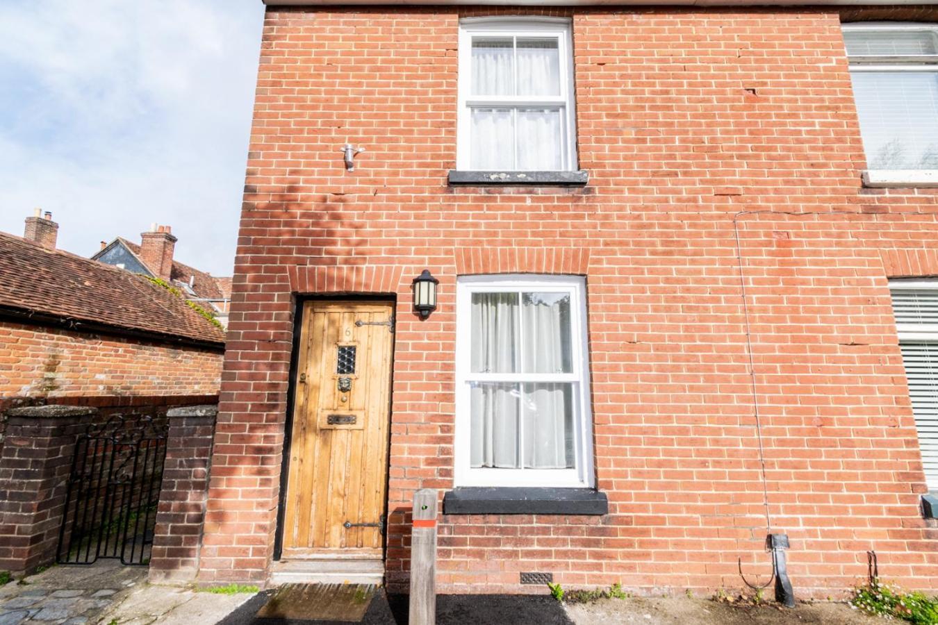 Stylish 2 Bedrooms Cosy & Bright Cottage, Pet Friendly, Sleeps 5, Titchfield Village - Summer Special Offer!! - By Blue Puffin Stays 외부 사진