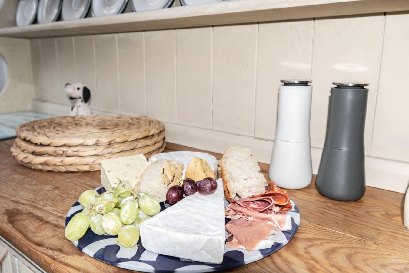 Stylish 2 Bedrooms Cosy & Bright Cottage, Pet Friendly, Sleeps 5, Titchfield Village - Summer Special Offer!! - By Blue Puffin Stays 외부 사진