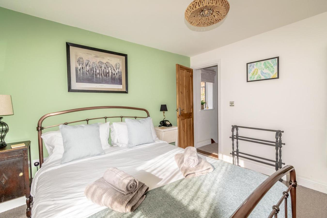 Stylish 2 Bedrooms Cosy & Bright Cottage, Pet Friendly, Sleeps 5, Titchfield Village - Summer Special Offer!! - By Blue Puffin Stays 외부 사진