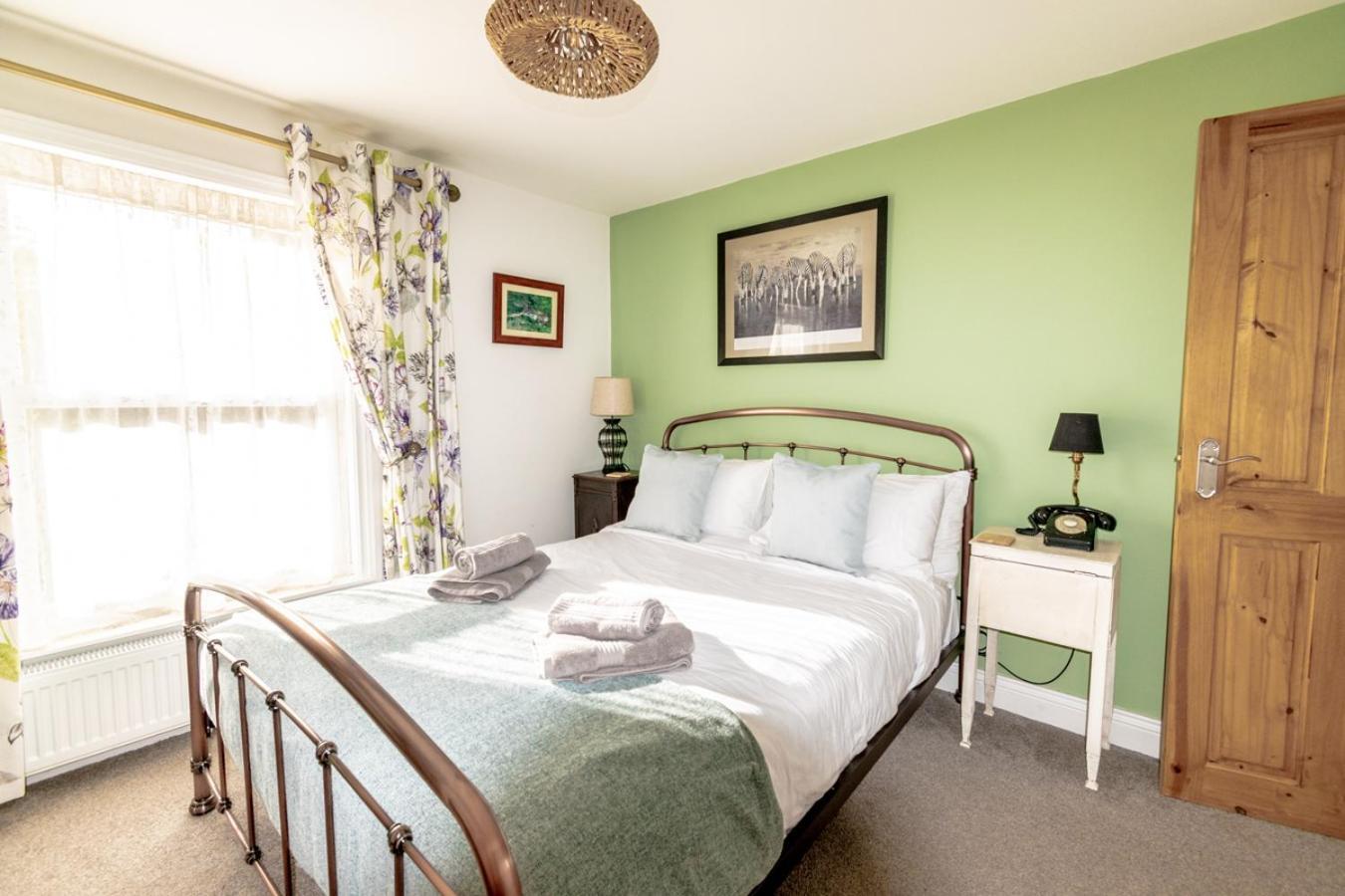 Stylish 2 Bedrooms Cosy & Bright Cottage, Pet Friendly, Sleeps 5, Titchfield Village - Summer Special Offer!! - By Blue Puffin Stays 외부 사진